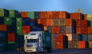 美國狂囤中國貨，洛杉磯/長灘持續嚴重擁堵延誤，碼頭工人和車架嚴重