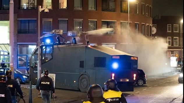 荷蘭內戰爆發？超10城暴亂：縱火、搶劫、襲警、火燒新冠檢測站！恐將持續數周！