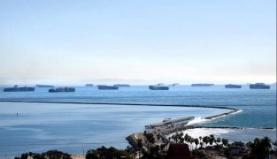 雪上加霜！數十艘集裝箱船逃離港口，擁堵加劇！洛杉磯長灘港遭遇強