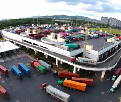 落箱費(fèi)飛漲到1500.....馬路變堆場、道路堵、一箱難落、司機(jī)難尋、卡車難求！