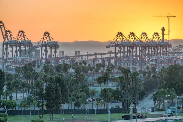 美西擁堵惡化！航拍停滿集裝箱船的南加州！碼頭運(yùn)營(yíng)商預(yù)計(jì)春季末擺脫窘境