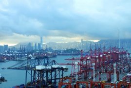 集裝箱短缺、惡劣天氣、貨運合同價格高于去年，促使跨太平洋集裝箱