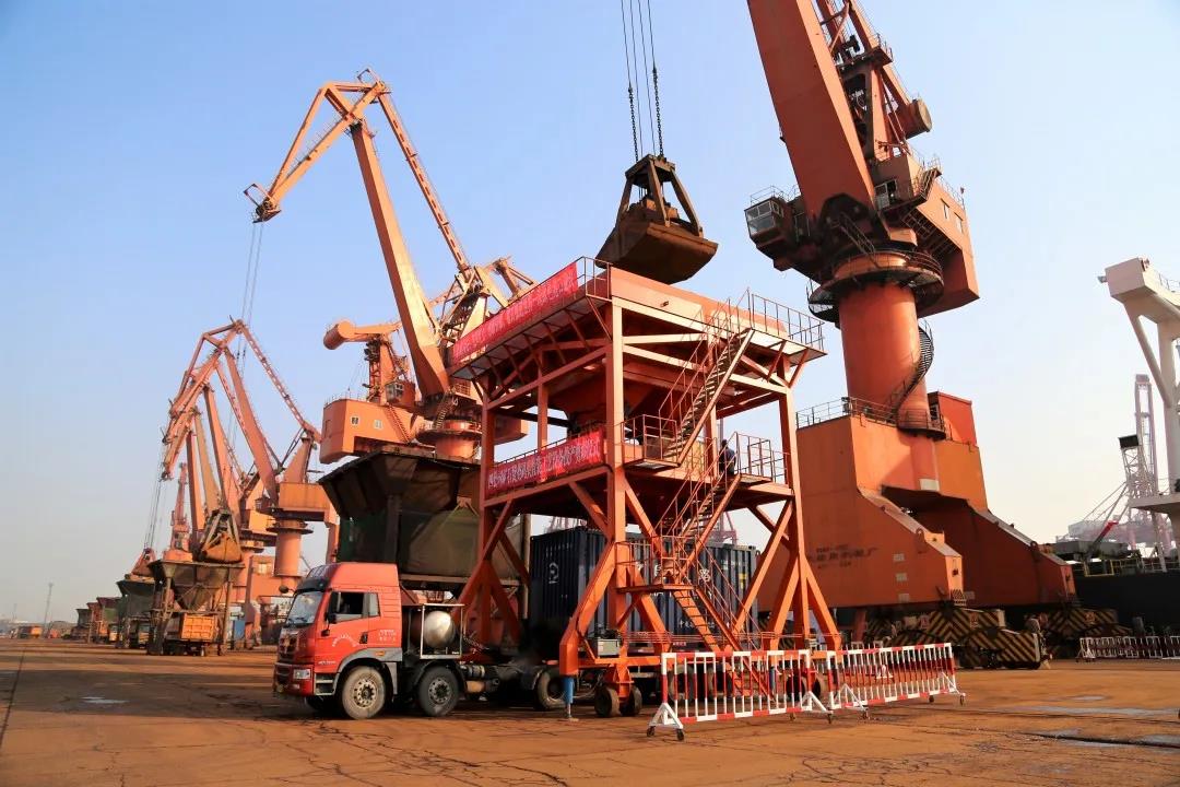 天津港來了一批“散改集”新型直裝設備