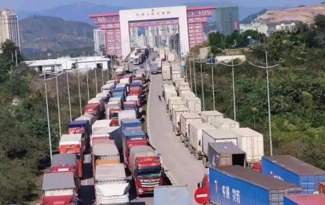 大擁堵!約5000集裝箱貨車積壓滯留在中越邊境口岸!