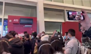 美赴華航班中途突然返航!上百中國旅客被困西雅圖,多人簽證過期、