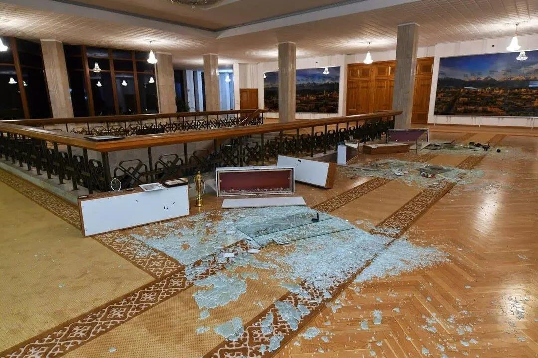 燒警車、砸商店！網絡中斷，社交媒體、即時通訊、網頁網站等全部無法訪問，這個國家客戶處于失聯狀態！