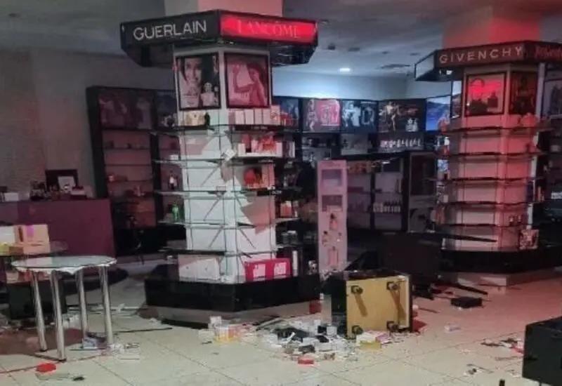 燒警車、砸商店！網絡中斷，社交媒體、即時通訊、網頁網站等全部無法訪問，這個國家客戶處于失聯狀態！