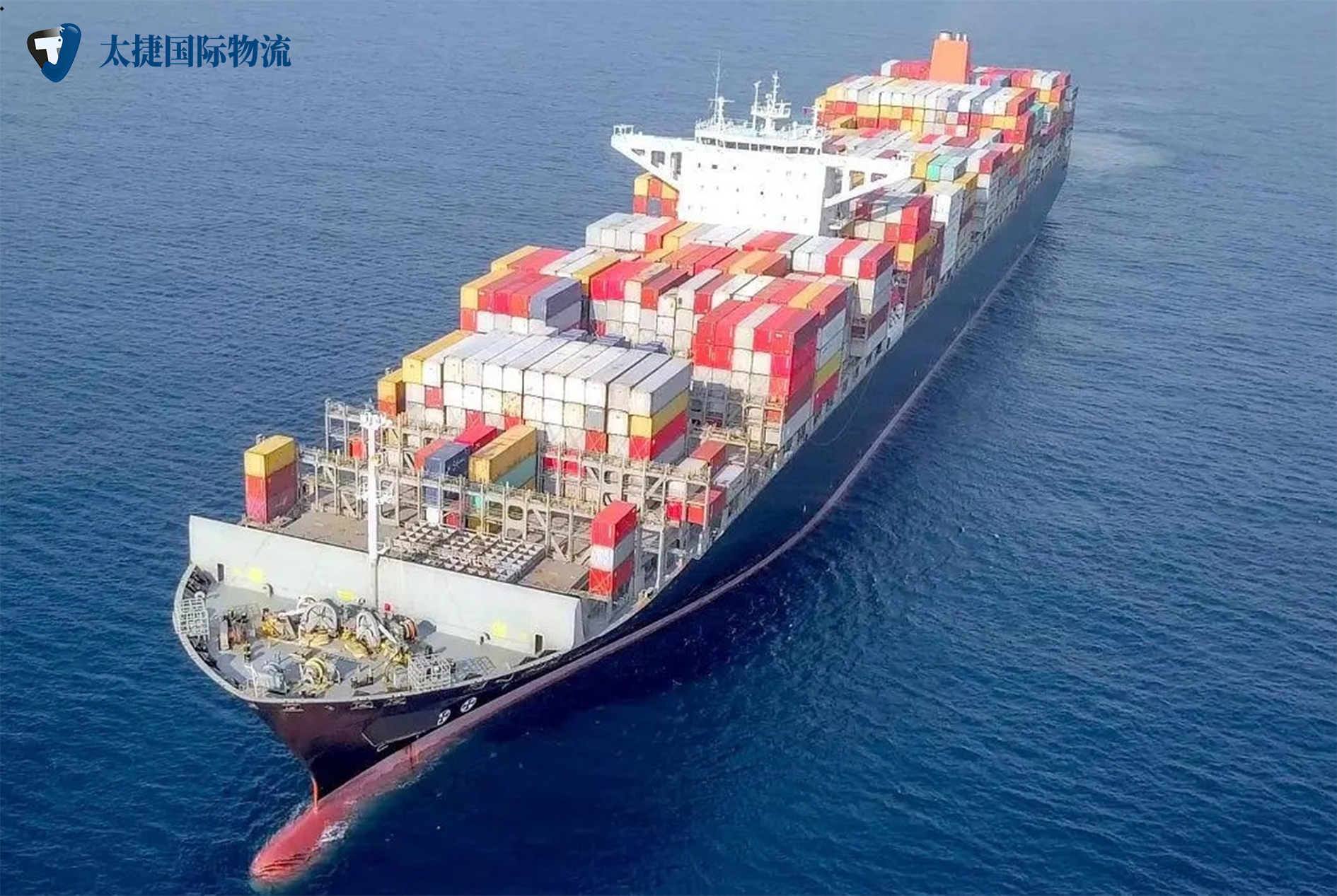 一輛貨船正在運輸大量的集裝箱貨物-海運費